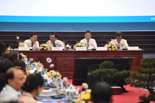 Chuyển đổi số giáo dục: Giáo viên và học sinh phải ở vị trí trung tâm - Ảnh 1.